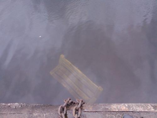 Черкаські вандали втопили в річці лавку (ФОТО)