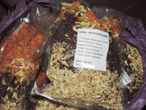 Активісти в Золотоноші власноруч виготовляють сухі пайки