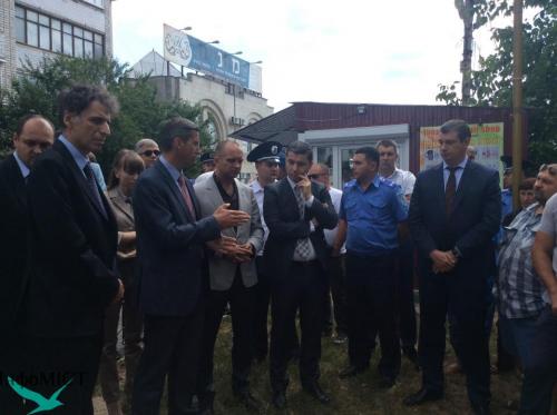 Посла Ізраїлю в Україні оточили обурені уманчани