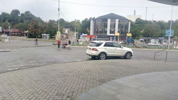 На пішохідному переході біля черкаського супермаркету припаркувався 
