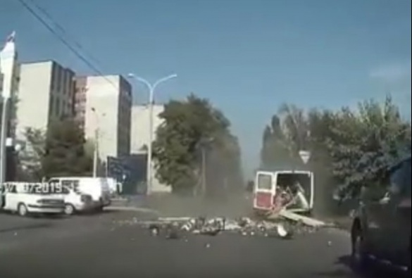 У Черкасах сталася ДТП: від удару мікроавтобус перевернувся посеред дороги (ВІДЕО)