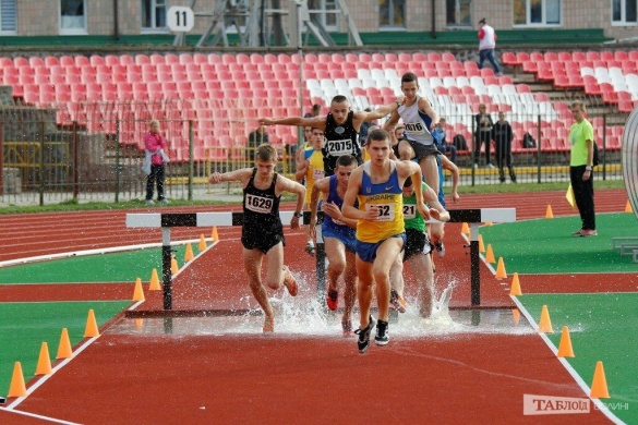 Черкаські легкоатлети перемогли, долаючи водну перешкоду (ФОТО)