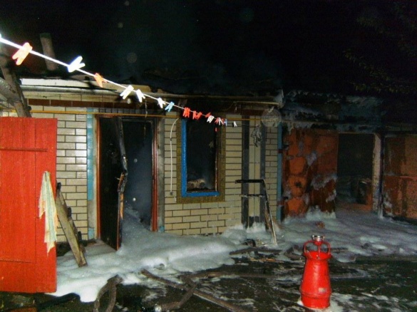 Черкаські рятувальники до ранку гасили пожежу в дворі (ФОТО)