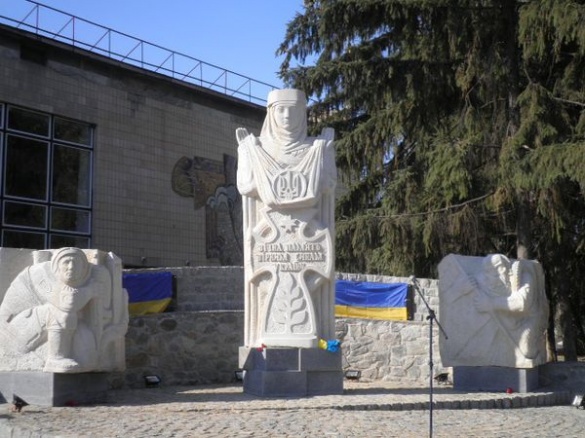 У Тальному відкрили пам'ятник Героям Небесної сотні