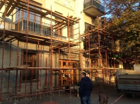 У Черкасах на Хрещатику реставрують балкони (фотофакт)