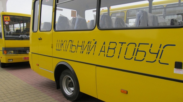У Черкасах шкільний автобус застряг на дорозі