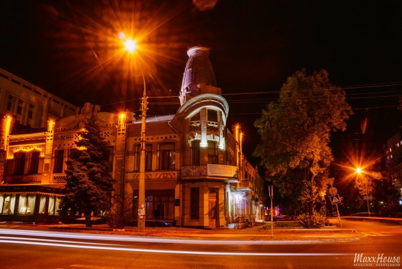 Нічний центр у вогнях: черкаський фотограф показав осіннє місто