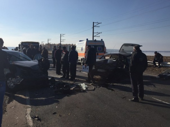 На черкаській дамбі зіткнулися дві автівки, загинув чоловік (ФОТО)