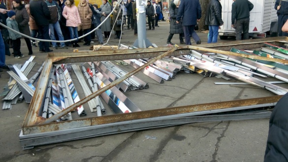 У центрі Черкас рекламний щит впав на людей: постраждали 7 осіб