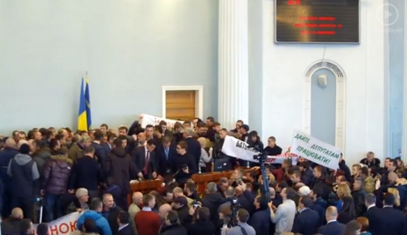 Депутатів обласної ради заблокували у сесійному залі (ФОТО)