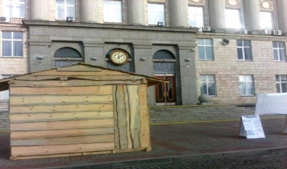 У Черкасах мітингувальники на Соборній площі поставили нову хатинку (ФОТО)