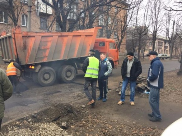 У Черкасах ремонтують дорогу із жахливими ямами (ФОТО)