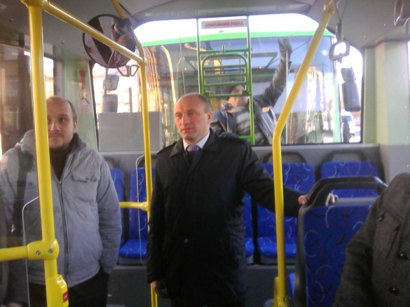 Анатолій Бондаренко проїхався у новому черкаському тролейбусі (фотофакт)