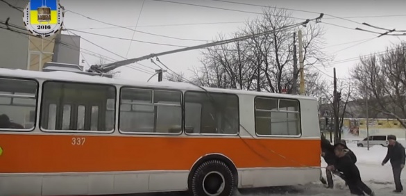 Через сніг черкаські тролейбуси опинились у 