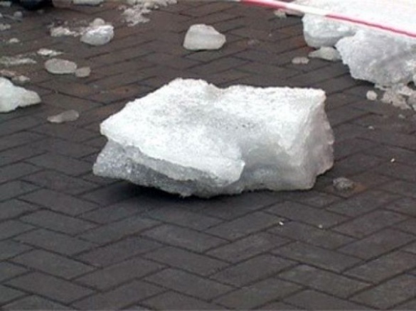 На голову черкащанину із даху будинку впало багато льоду та снігу