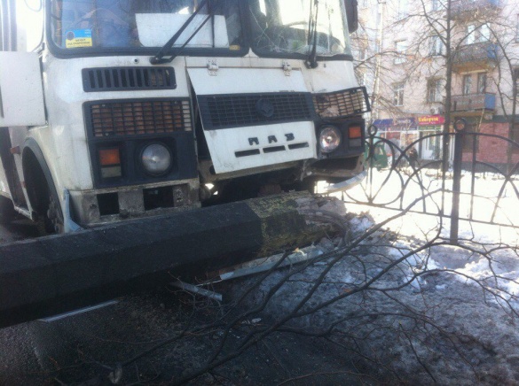 Водій маршрутки, яка влетіла у стовб в центрі Черкас, заплатить штраф