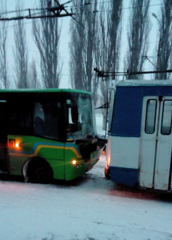 У Черкасах чергова ДТП: маршрутка врізалася у тролейбус