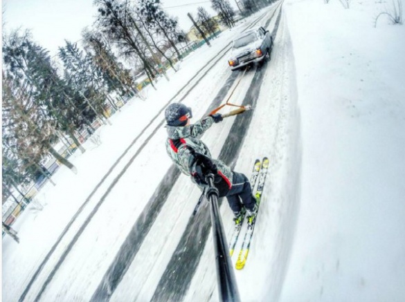 На Черкащині відчайдухи катаються на лижах по проїжджій частині