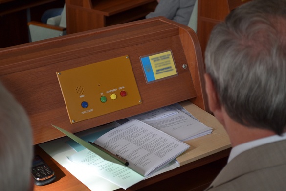 Посади, зарплати та рахунки у банках: скільки отримують черкаські депутати