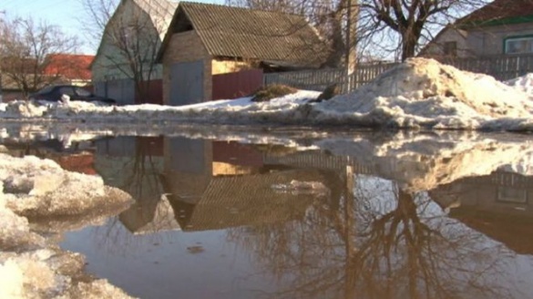 На Черкащині замість дороги утворилося таке озеро, що його зафіксувало ББС