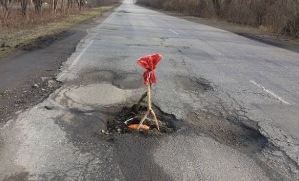 На Черкащині сором на дорогах прикривають червоною ганчіркою (ФОТО)