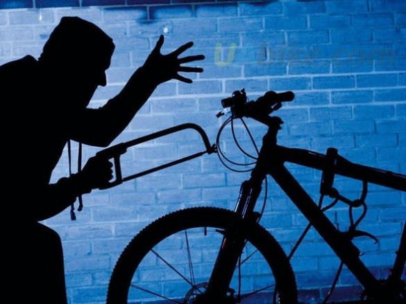 На Черкащині правоохоронці затримали жінку, яка намагалася перефарбувати вкрадений велосипед