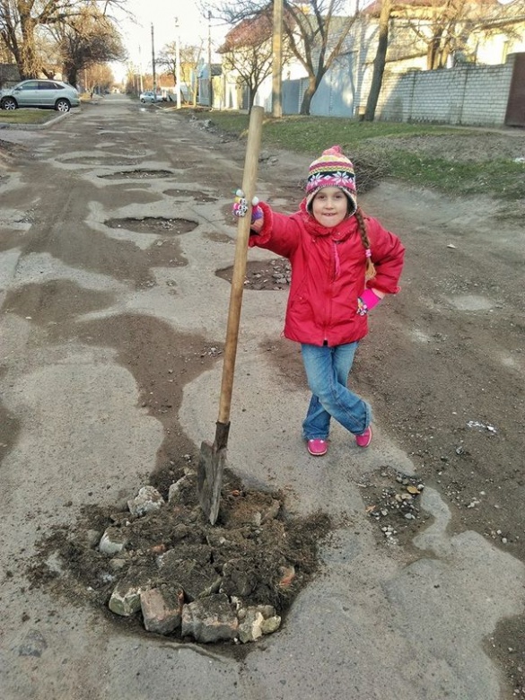 Вже навіть діти взялися за лопати, щоб відремонтувати черкаські дороги (ФОТО)