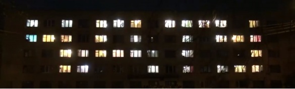 У черкаському гуртожитку студенти влаштували у вікнах яскравий флешмоб (ВІДЕО)