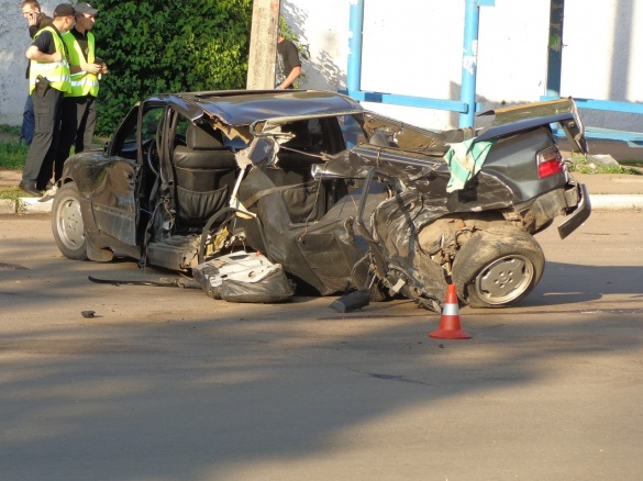 Жахлива ДТП у Черкасах: половину машини зім'яло після удару (ФОТО)
