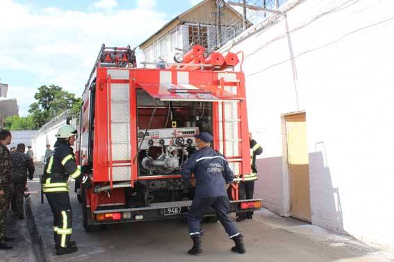 У Черкасах в слідчому ізоляторі рятувальники тренувалися гасити пожежу