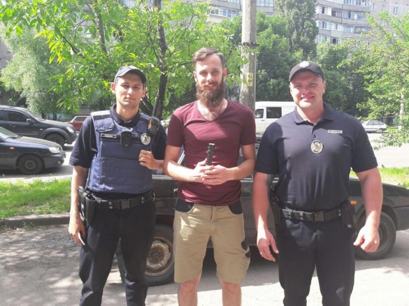 Черкащанин знайшов тактичний ліхтарик патрульного поліцейського