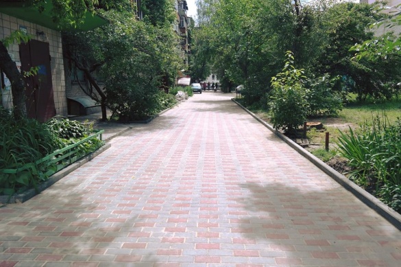 Тротуари у дворах черкаських багатоповерхівок вже замощують плиткою