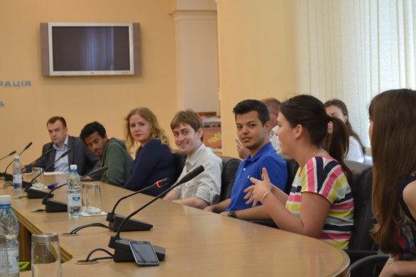 Молодь з-за кордону навчає черкаських школярів англійській мові (ФОТО)