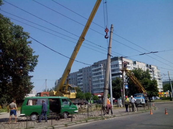 Аварійний стовп на бульварі Шевченка у Черкасах демонтували (ФОТО)