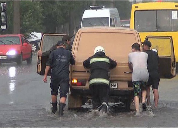 Після зливи черкаські рятувальники звільняли автівки та автобуси з людьми (ФОТО)