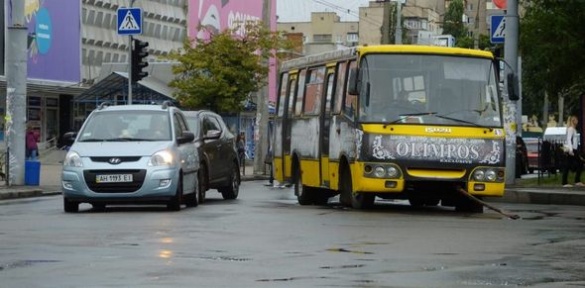 У середмісті Черкас застряг автобус (ВІДЕО)