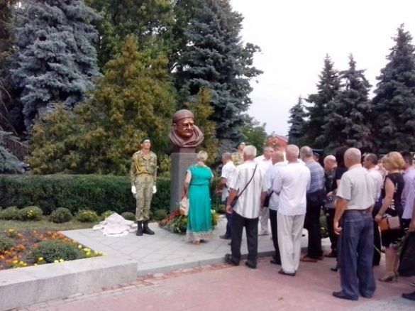 Ткаченко біля пам'ятника Момота закликав черкащан потелефонувати бійцям у зону АТО