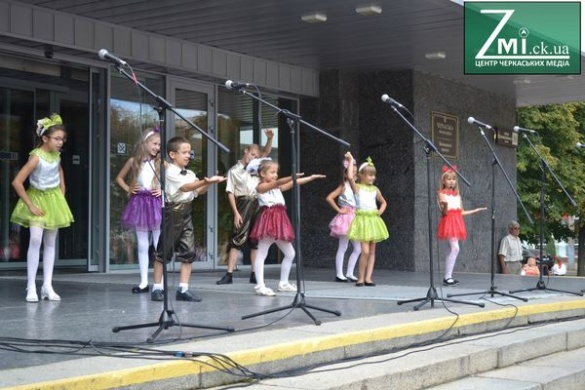 У центрі Черкас першачки танцями відзначають День знань (фотофакт)