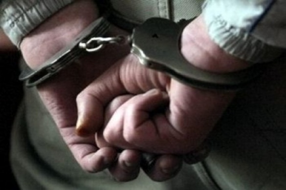 Черкаські поліцейські спіймали чоловіка, який зривав коштовності з жінок (ВІДЕО)