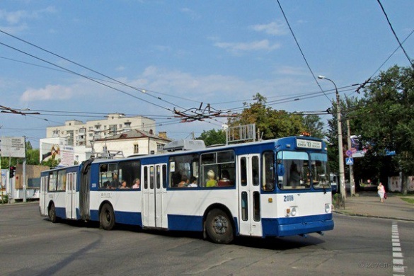 Яма на одній із вулиць Черкас перешкоджає руху тролейбусів (ВІДЕО)