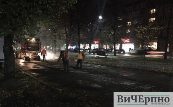 У Черкасах ремонтували дорогу на бульварі Шевченка у дощ (фотофакт)