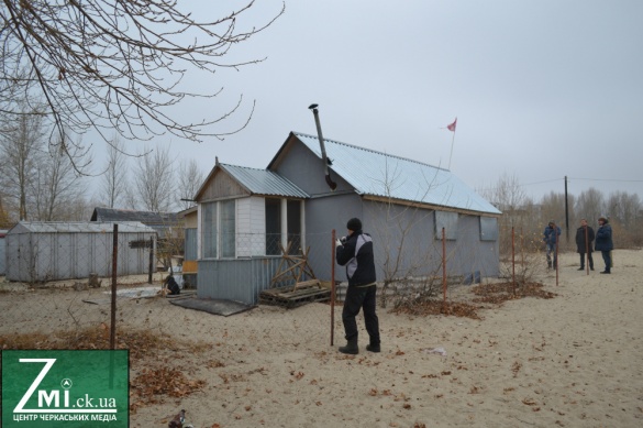 Власники незаконного будиночку на березі Дніпра у Черкасах пообіцяли його демонтувати