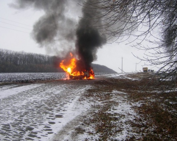 На Черкащині автомобіль загорівся під час руху посеред дороги (ФОТО)