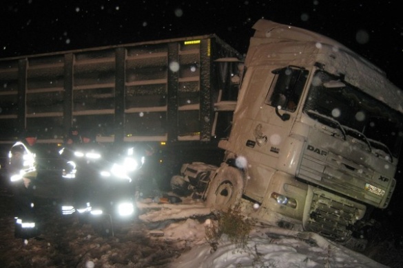 На Черкащині перекинувся вантажний автомобіль (фотофакт)