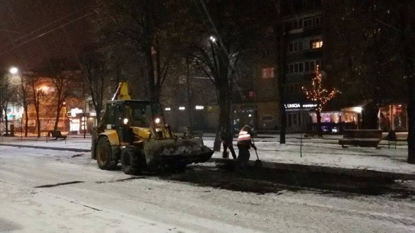 На бульварі Шевченка у Черкасах асфальт укладали в сніг (ФОТО)