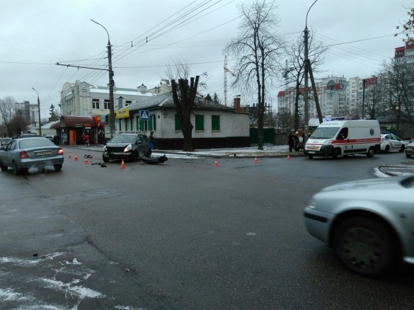 У Черкасах біля одного із супермаркетів сталася ДТП: є постраждалі (ФОТО)