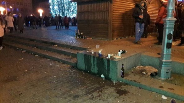 Жителі Черкас у новорічну ніч на Соборній площі влаштували смітник (ФОТО)
