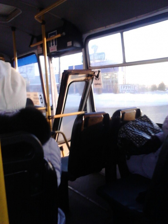 В пасажирському автобусі у Черкасах відпали двері (ФОТО)