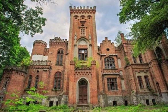Надзвичайної краси замок на Черкащині розпадається на цеглини (ФОТО)
