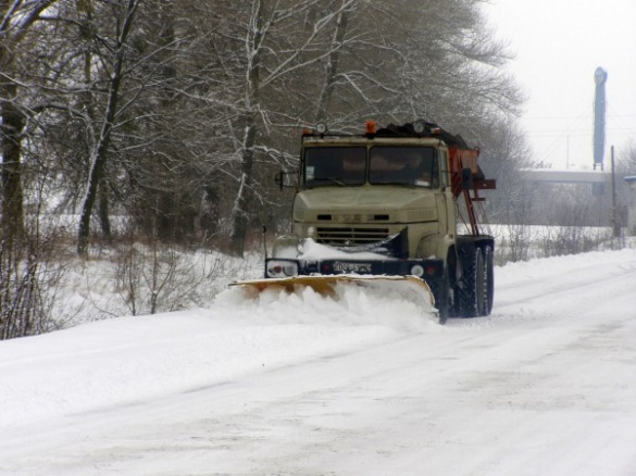 Боротьба з ожеледицею: дороги на Черкащині очищають від снігу